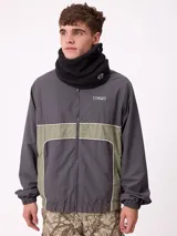 Cuello de polar gris con textura suave, diseñado para brindar abrigo en la zona del cuello. Presenta una etiqueta con el logo de la marca Rusty en la parte frontal.