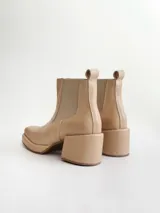 Botas tipo chelsea de cuero color visón, con plataforma, taco cuadrado y punta cuadrada.