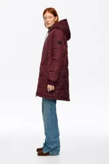 Abrigo largo de corte recto confeccionado en tejido técnico acolchado con diseño de rombos, cierre frontal con cremallera, cuello subido con capucha integrada, manga larga con puño elástico y bolsillos laterales.