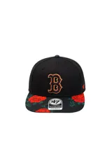 Gorra tipo snapback con corona estructurada negra y visera plana con estampado floral de rosas rojas. Presenta el logo de los Boston Red Sox bordado en relieve en el frente y logo de la marca en el lateral.