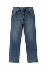 Jean de corte recto y tiro medio, confeccionado en denim azul con lavado clásico. Cuenta con cierre frontal, botón metálico y bolsillos laterales y traseros.