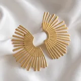 Caravanas de acero con baño de oro, con diseño en forma de abanico o rayos de sol.