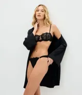 Bombacha tipo bikini confeccionada en tule trabajado con detalles florales y laterales de hilo doble. Cuenta con forro de algodón para mayor comodidad.