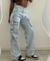 Pantalón jean celeste claro, corte cargo, tiro bajo y pierna ancha.