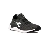 Championes Diadora Adriatic para hombre, ideales para running. Diseño en tejido de punto negro y gris con logo blanco en el lateral y suela blanca.