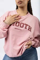 Buzo color crema con estampado frontal que dice "SMOOTH" en marrón y "REDCHARCOAL" debajo. Tiene cuello redondo y mangas largas.