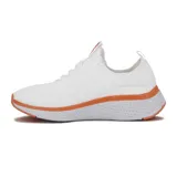 Championes deportivos Diadora modelo Adriatic, color blanco con detalles en naranja vibrante. Presentan un diseño de tejido de punto (knit) sin costuras, cordones blancos y una suela gruesa con amortiguación texturizada en blanco y naranja. El logo de Diadora en naranja se encuentra en el lateral.