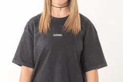 Remera unisex de corte oversize con efecto de lavado a la piedra, confeccionada en algodón de alto gramaje. Presenta cuello redondo y el logo de la marca bordado en el centro del pecho.