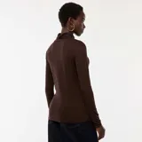 Camiseta de cuello alto y manga larga, confeccionada en tejido de viscosa, con ajuste al cuerpo.