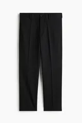 Pantalón tobillero negro de sarga suave con cierre y botón. Modelo con botonadura ajustable en los laterales de la cintura, bolsillos laterales y bolsillos atrás con solapa y botón. Piernas con pliegues planchados adelante y atrás. Corte estándar para una silueta clásica y cómoda.