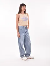 Musculosa gris con estampado de una escena de playa con una palmera y el texto "Sunshine Surf".