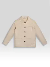 Chaqueta estilo sobre camisa de lino premium color beige claro, con cuello camisero, cierre frontal de botones marrones y cuatro bolsillos frontales (uno superior y tres inferiores).
