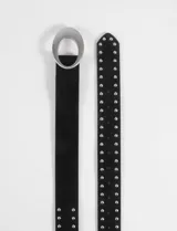 Cinturón de cuero sintético negro con tachas metálicas plateadas a lo largo de toda la tira y hebilla ovalada grande de metal plateado.