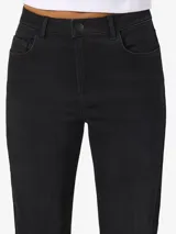 Jeans flare de tiro alto, color negro, con diseño acampanado en las piernas y cierre frontal de botón y cremallera.