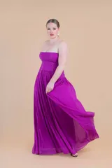 Vestido largo de fiesta strapless de gasa de seda natural color fucsia oscuro, con corsé drapeado y falda amplia con frunces.