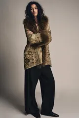 Kimono de satén color dorado con bordados intrincados y abalorios. Presenta un diseño de manga larga con puños de piel sintética y un cuello amplio con solapas de piel sintética a contraste.