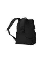 Mochila negra de lona con cierre superior enrollable y broches de seguridad. Cuenta con un bolsillo frontal con cierre y tiradores naranjas, y un logo de la marca "Terrano" en la parte inferior derecha.