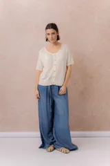 Jean de calce amplio y relajado, color azul, con pierna extra ancha y caída fluida. Diseño de tiro alto con pinzas delanteras y lazo regulable en la cintura. Cuenta con bolsillos laterales y traseros.