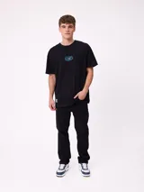 Jean de corte slouchy fit, confeccionado en denim de algodón color azul medio. Presenta diseño de cinco bolsillos, cierre frontal con botón y costuras reforzadas en tono contrastante.