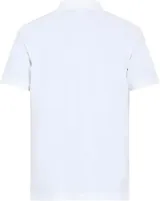 Chomba Levi's de corte regular, color blanco, con manga corta, cuello con solapa y botonadura frontal parcial. Cuenta con el logotipo Batwing bordado en pequeño en el pecho.