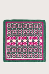 Pañuelo cuadrado con diseño estampado de cadenas y eslabones entrelazados en tonos verde, fucsia y blanco, con borde enmarcado y logo de la marca repetido en el contorno.