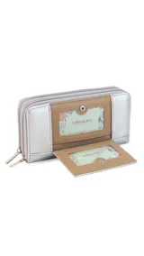 Billetera larga de diseño rectangular en tono beige, confeccionada en símil cuero con textura combinada. Cuenta con doble compartimento principal con cierre, solapa frontal con broche a presión, visor para documentos y tarjetero extraíble. Incluye monedero interno y múltiples espacios para billetes y tarjetas.