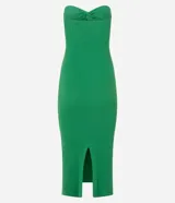 Vestido midi de punto color verde, sin breteles, con diseño ajustado al cuerpo y detalle torcido en el busto.