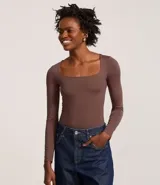 Body marrón de microfibra con escote cuadrado y mangas largas.