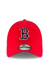 Gorro con visera curva New Era modelo 9TWENTY, color rojo, con el logotipo bordado en relieve de los Boston Red Sox en el frente en color azul marino con contorno blanco.