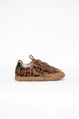 Championes urbanos con diseño original de cuero en tono suela y detalles de pelo con estampado animal print. Presenta flecos decorativos en la capellada sobre los cordones y suela de goma.