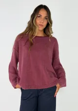 Sweater de punto de algodón con efecto lavado, cuello redondo, manga larga caída y terminaciones en rib.