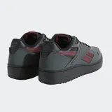 Championes Reebok ATR Chill de color gris oscuro con detalles en bordó y negro. Presentan una estética minimalista inspirada en el baloncesto tradicional, con parte superior de cuero y gamuza.