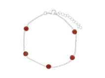 Pulsera de cadena de plata con piedras redondas de granate rojo engastadas a lo largo de la estructura.