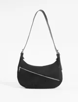 Bandolera de material simil gamuza color marrón, con diseño de media luna y bolsillo frontal con cierre diagonal. Cuenta con correa ajustable y cierre principal.