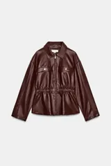 Chaqueta de efecto piel en color bordó, con cuello solapa, cierre frontal con cremallera, bolsillos delanteros decorativos y cintura elástica ajustada.