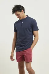 Remera azul con cuello mao y mangas cortas.