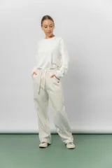 Pantalón deportivo de corte wide leg con caída relajada. Presenta cintura elastizada con cordón ajustable, bolsillos laterales y un interior frizado para mayor abrigo.