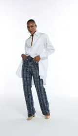 Pantalón de jean corte wide leg con tiro alto, confeccionado en denim azul. Presenta un diseño bordado vertical con líneas oscuras y detalles en hilo claro que recorren el frente de las piernas.