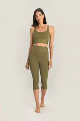Calza capri deportiva verde con cintura alta.