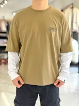 Remera manga larga blanca de algodón con puños elastizados y etiqueta con logo en la manga.