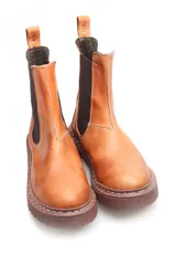Bota Chelsea de cuero color marrón con elásticos laterales y suela track.