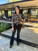 Botas cortas de cuero color marrón con suela track negra. Presentan dos correas ajustables con hebillas metálicas plateadas en el empeine y cierre lateral interno.