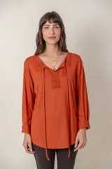 Remera negra de algodón de manga larga con aplique de encaje en el escote.