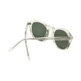 Lentes de sol Indie modelo Capri, con montura transparente y lentes redondas color verde oscuro.