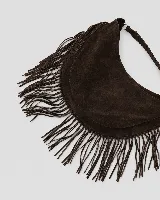 Cartera tipo hobo de gran tamaño en color negro, confeccionada en gamuza con diseño de flecos largos en los laterales y base. Presenta un asa superior trenzada con detalles artesanales y cierre superior para mayor seguridad.