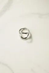 Anillo ajustable de acero quirúrgico con diseño orgánico y texturizado, color dorado.