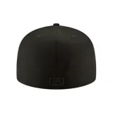 Gorra negra de visera plana con el logo de los New York Yankees bordado en el frente.