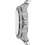 Reloj analógico de estilo deportivo con caja de acero inoxidable de 42 mm y malla de eslabones plateada. Presenta una esfera negra con acabado sunray, índices luminiscentes y movimiento solar. Incluye bisel giratorio unidireccional y resistencia al agua de 10 ATM.