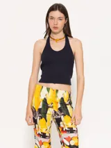 Top color verde lima de tejido de punto acanalado, con cuello halter y espalda descubierta.