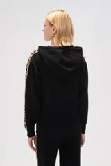 Sweater con capucha de tejido de punto color crema, con diseño holgado y franjas laterales con estampado animal print en las mangas.